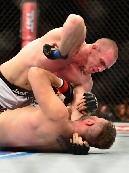 Rio de Janeiro, Brasile: Hans Stringer mette al tappeto Fabio Maldonado, durante l’incontro di arti marziali miste UFC 179 (Reuters)